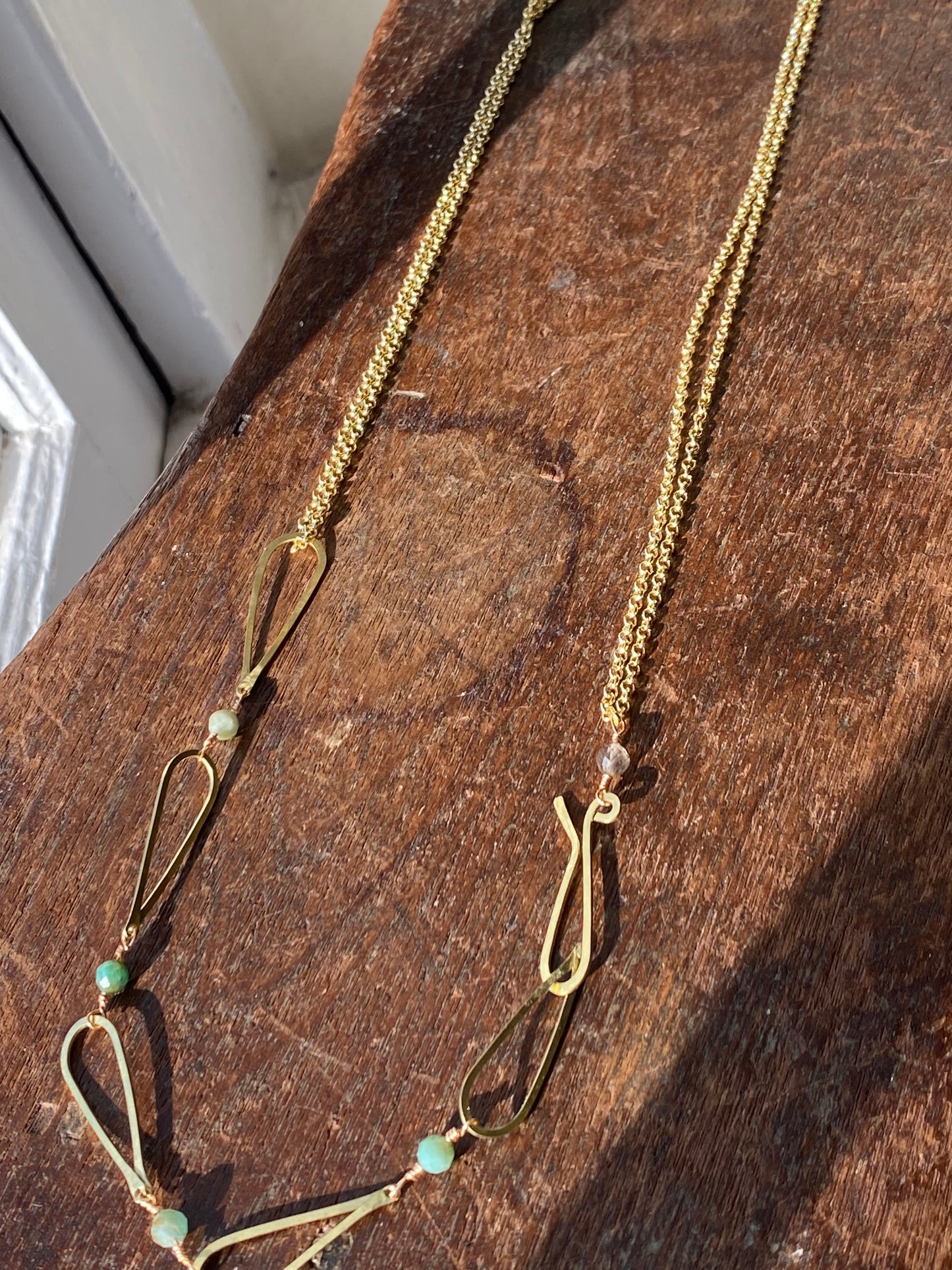 Teardrop and stone necklace (brass)